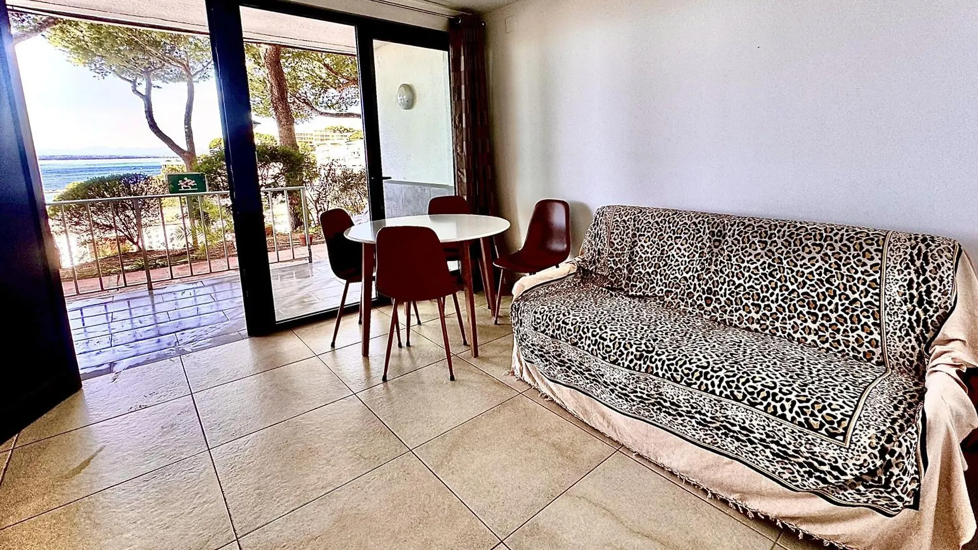 Bernie Apartment Roses Spain